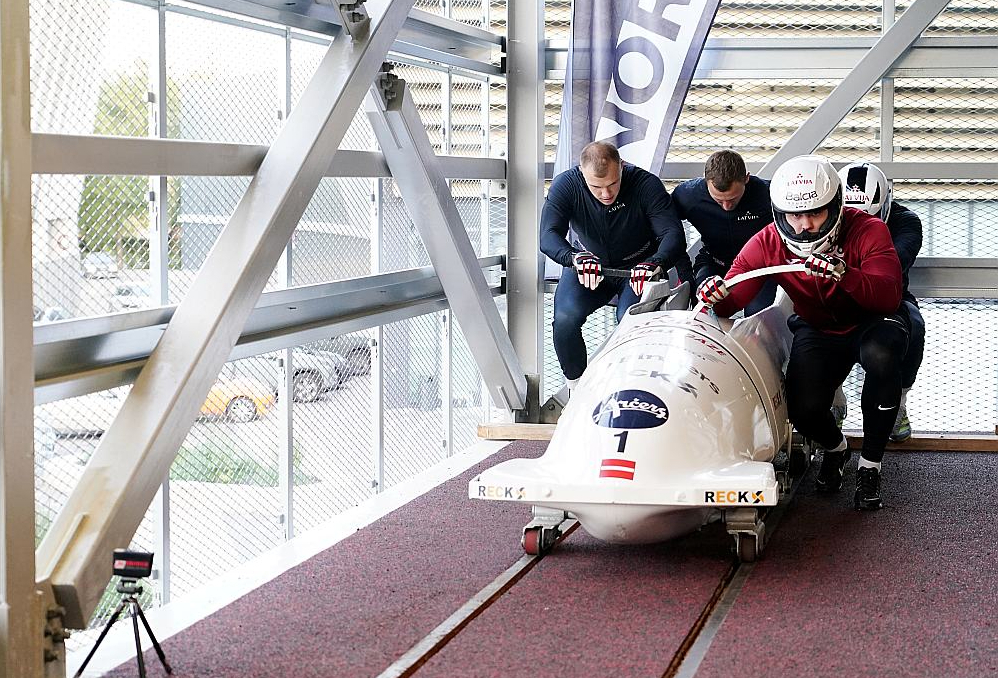 Latvijas bobsleja izlases pirmā ekipāža ar pilotu Jēkabu Kalendu treniņā "Daugavas" stadiona starta estakādē.