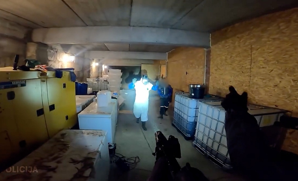 Šādās laboratorijās ražošanas procesi ir ļoti bīstami, jo tiek izmantotas indīgas gaistošas vielas, piemēram, broms.