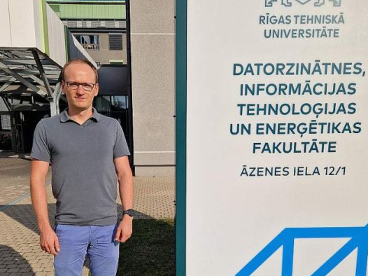 "Baltijas elektroenerģijas bilanci īsumā varētu raksturot ar vārdiem "lētu ģenerācijas jaudu deficīts". Proti, no tehniskā viedokļa Baltijā ir pietiekami daudz elektrostaciju, lai nosegtu pieprasījumu, taču lielākās no tām izmanto dabasgāzi un degslānekli, kuru saražotās elektroenerģijas pašizmaksa neizbēgami ir salīdzinoši dārga, ņemot vērā gan kurināmā, gan oglekļa dioksīda emisiju kvotu cenas," vērtē Rīgas Tehniskās universitātes Industriālās elektronikas, elektrotehnikas un enerģētikas institūta vadošais pētnieks Kārlis Baltputnis.