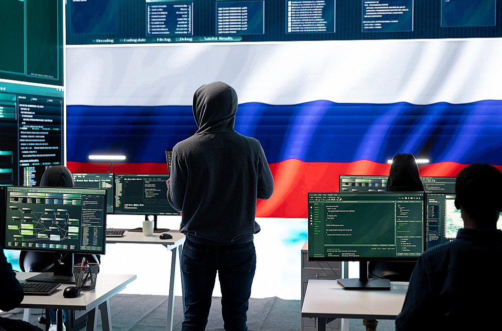 Jaunizveidotais likumiskais ietvars paredz, ka sarakstā iekļautajiem hibrīduzbrukumu un kiberaktivitāšu īstenotājiem tiks piemērota aktīvu iesaldēšana; ES pilsoņiem un uzņēmumiem būs aizliegts tiem piegādāt līdzekļus, bet fiziskām personām tiks noteikts ceļošanas aizliegums.