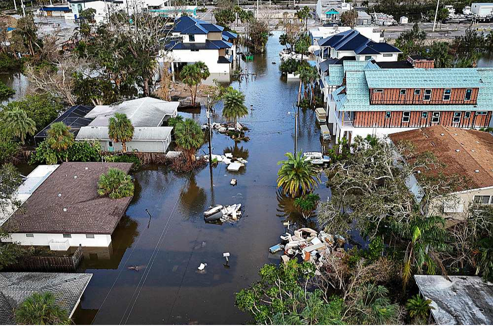 Applūdušās ielas Sjestakī, Floridas rietumos.