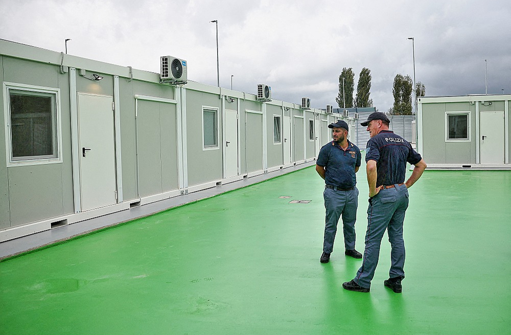 Itāliešu policisti piektdien atklātajā migrantu centrā Ģaderā Albānijas ziemeļrietumos.