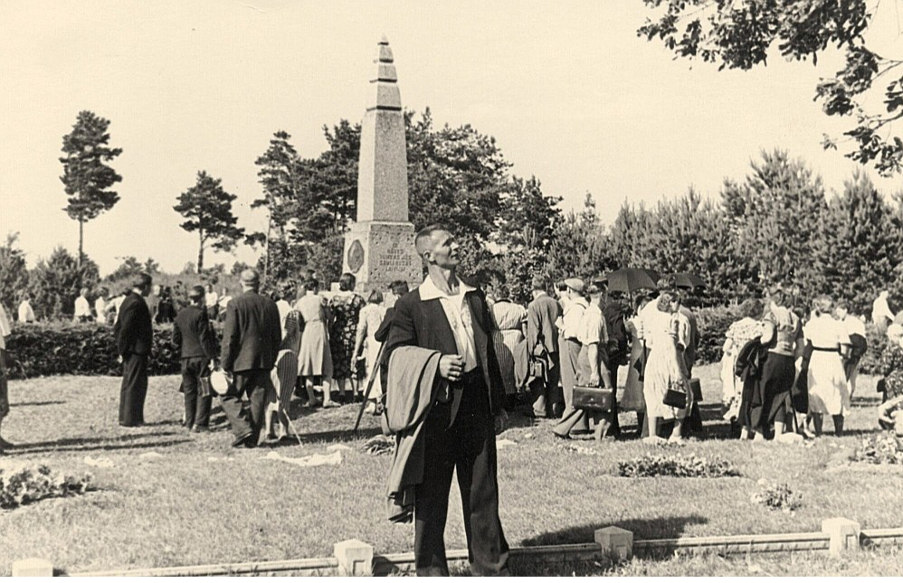 Piemiņas brīdis brāļu kapos pie Ziemassvētku kauju pieminekļa 20.–30. gadu Latvijā.