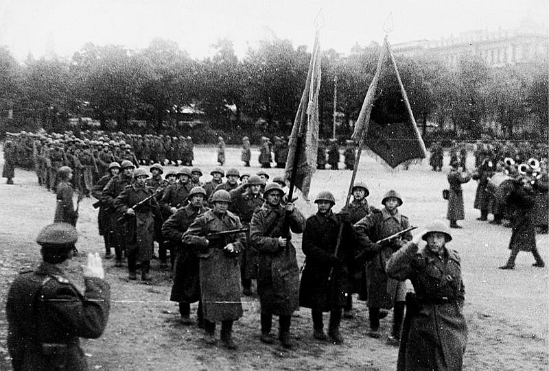 Padomju karaspēka parāde Rīgā 1944. gadā.
