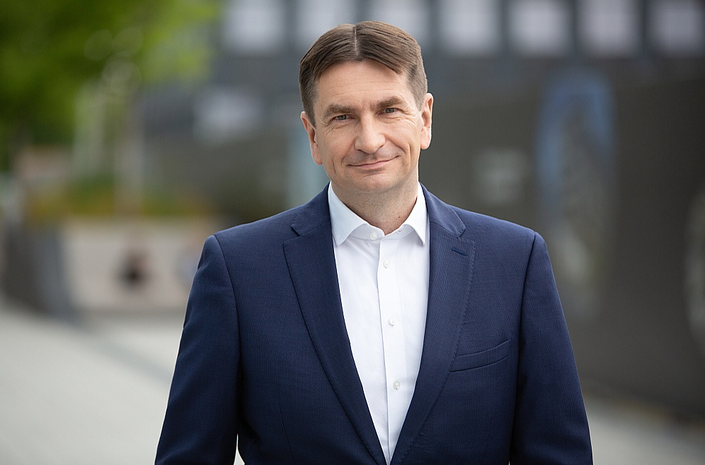 "Ignitis Group" valdes priekšsēdētājs Darjus Maikštens: "Pastāv vairāki atšķirīgi viedokļi, uz kurieni tieši Baltijas valstīs vajadzētu vilkt elektroenerģijas eksporta kabeli no Vācijas. Mans personiskais un "Ignitis Group" viedoklis ir tāds, ka piemērotākā vieta šādam savienojumam būtu Latvijas teritorijā, uz dienvidiem no Liepājas."