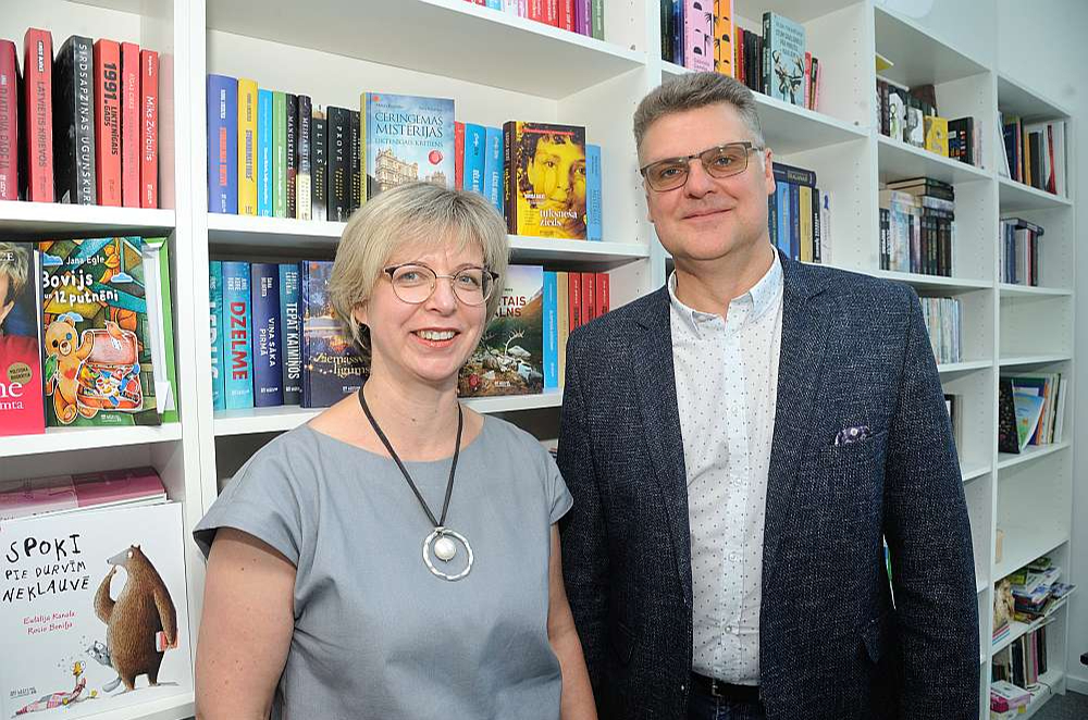 "Latvijas Mediji" komercdirektors Aigars Stankēvičs un SIA "Globuss A" un "Latvijas grāmata" valdes locekle Evija Veide: "Latvijas pircējam vēl joprojām patīk sajust grāmatu smaržu, aptaustīt tās, paturēt rokā un pašķirstīt pirms pirkšanas, tādēļ fizisko grāmatnīcu pārdošanas rādītāji joprojām apsteidz interneta grāmatnīcu datus."