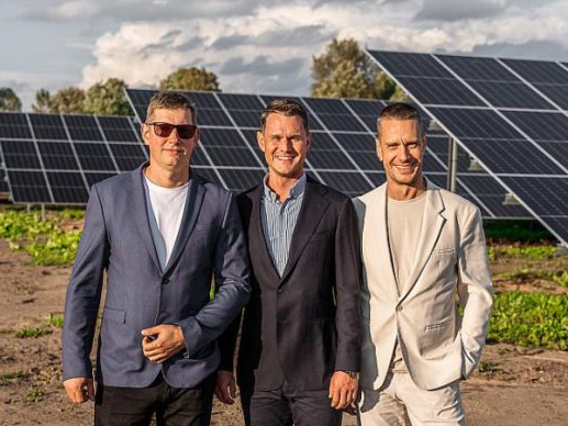 "Mūsu saules parku potenciālo pircēju saraksts ir garš, tie varētu būt vairāki desmiti investoru, kuriem ir vēlme šādu saules elektrostaciju portfeli iegādāties," lēš uzņēmuma "Saules Energy" līdzīpašnieks Māris Plūme.