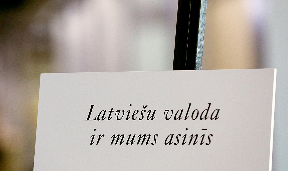 Sākot Valsts valodas dienas tradīciju, Latviešu valodas aģentūra aicināja paust pārdomas un atziņas, turpinot apgalvojumu "Latviešu valoda man ir…".