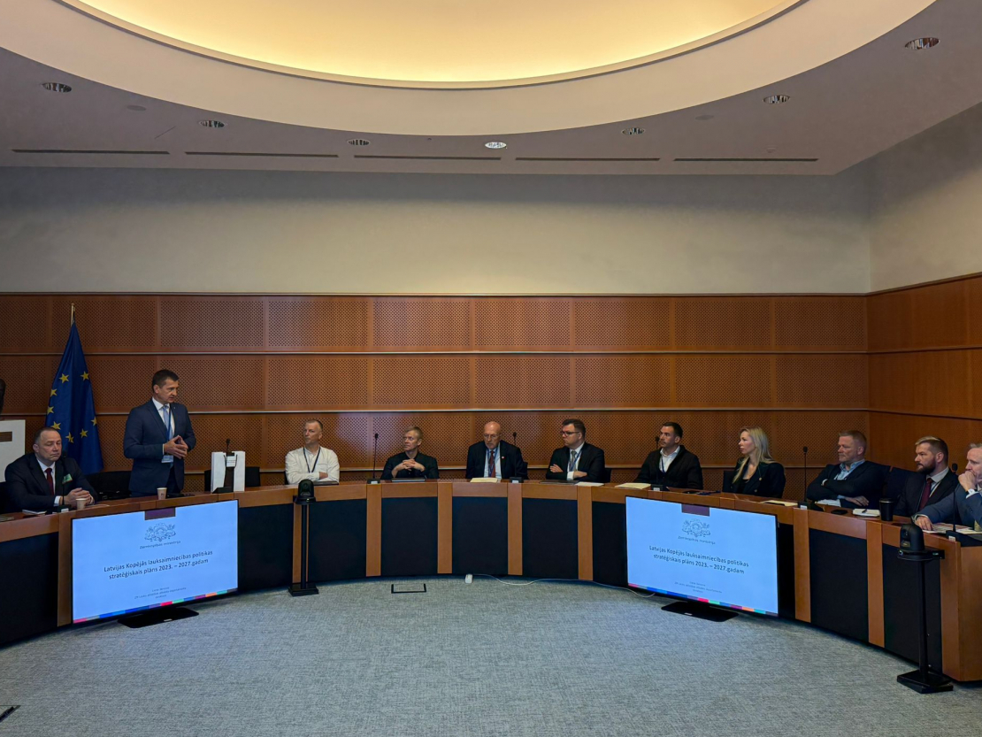 Zemkopības ministrs Armands Krauze tikšanās laikā ar EP deputātiem no Latvijas.