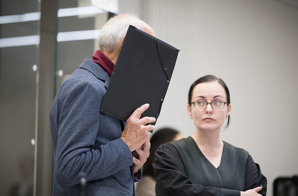 Bijušais "Stasi" virsnieks Martins Manfrēds N. tiesā savu vainu neatzina, slēpa seju no fotogrāfiem un procesa laikā nebilda ne vārda.