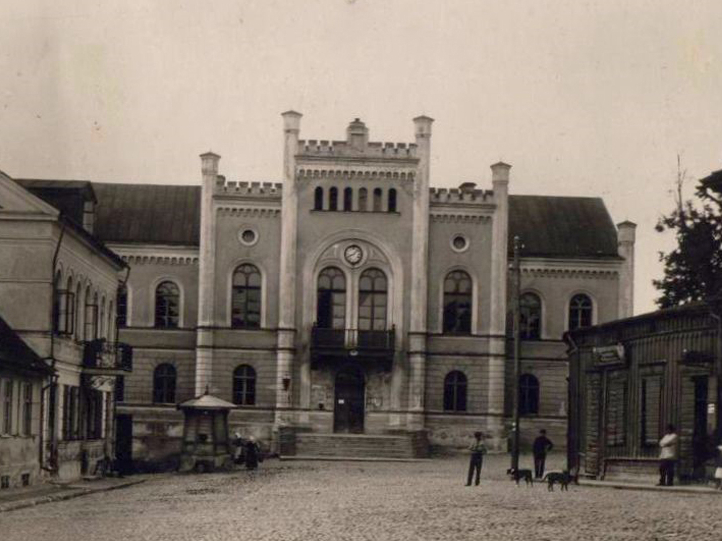 Kuldīgas rātsnams 20. gadsimta sākumā. 1933. gadā pilsēta bijauz bankrota sliekšņa – rātsnams esot galīgi nolaists, ielu bruģis bedrains, tilts pār
Alekšupīti pilsētā tuvu sabrukumam.