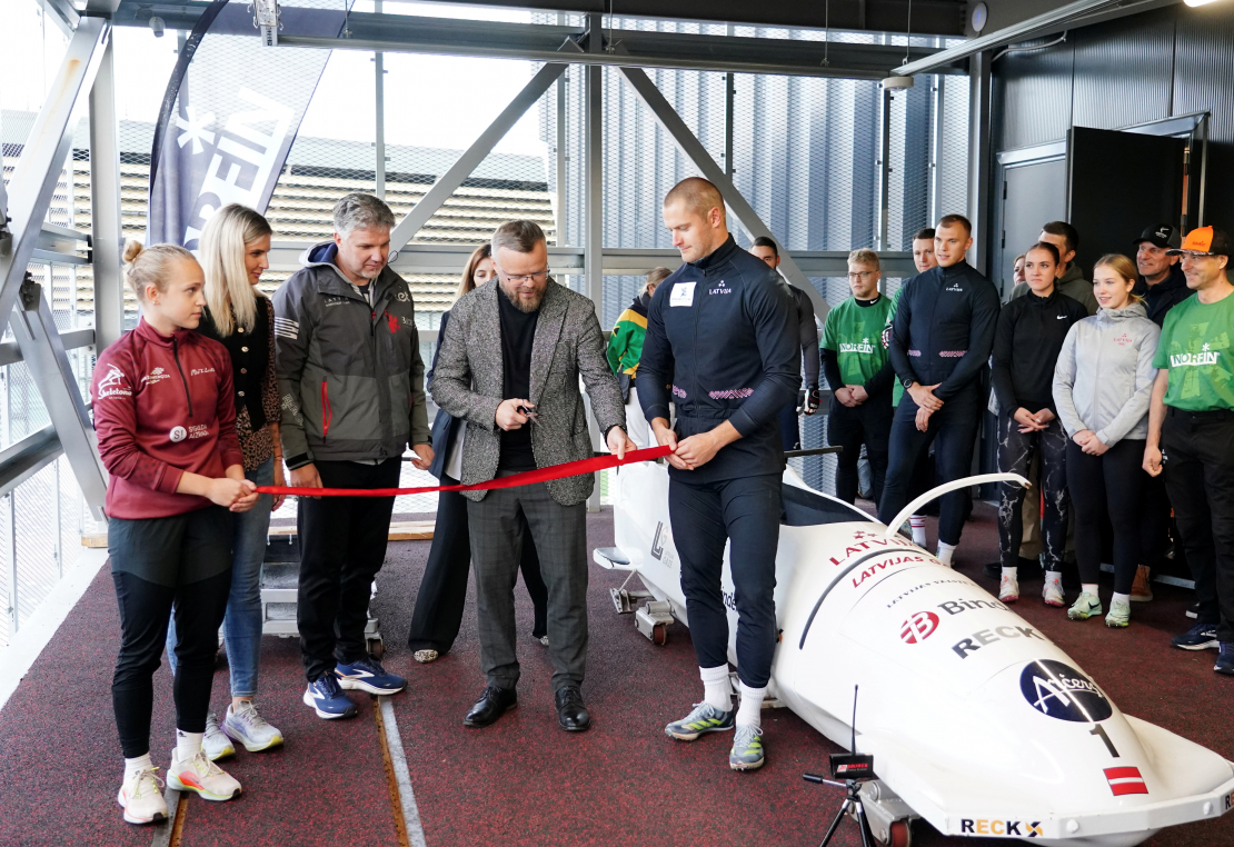 Skeletoniste Kamila Aleksa Krustiņa (no kreisās), Latvijas Bobsleja un Skeletona federācijas valdes locekle Janika Judeika, bobsleja treneris Sandis Prūsis, SIA "Latvijas Nacionālais sporta centrs" valdes loceklis Andris Pārups un bobslejists Matīss Miknis piedalās jaunatklātās bezledus starta estakādes svinīgajā atklāšanas pasākumā vieglatlētikas manēžā "Daugava".