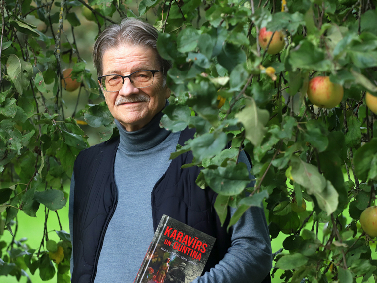 Atis Lejiņš piemājas dārzā Mārupē.