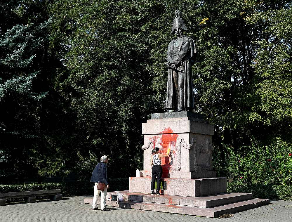 Barklaja de Tolli piemineklis šā gada septembrī tika apķēpāts ar krāsu, ko pašvaldības uzņēmuma darbiniekiem nācās notīrīt.