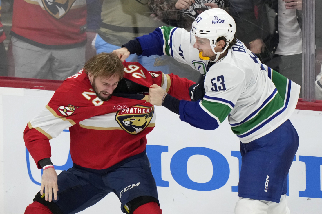 Uvis Jānis Balinskis un Teodors Bļugers sakaujas NHL spēles laikā.