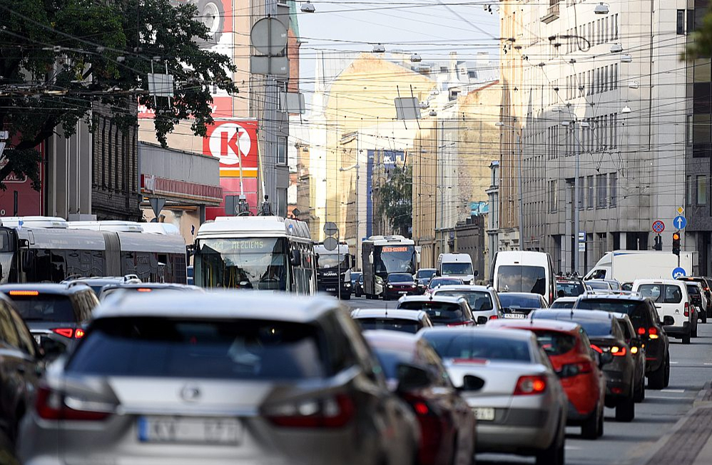 Pašreizējā sarežģītā ģeopolitiskā situācija ir pateicīga dažādu spekulāciju tulkiem. Tā tas noticis arī saistībā ar 2030. gadā iecerētajām izmaiņām ceļu lietošanas nodokļu politikā.