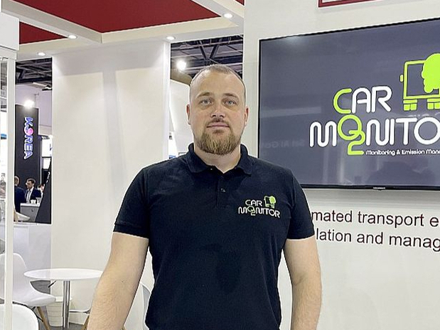 "Pagājušajā nedēļā notikušajā lielākajā tehnoloģiju un jaunuzņēmumu izstādē Dubaijā "Gitex Global 2024" interese par "CarMonitor" sistēmu bija ļoti liela un atsauksmes ļoti labas. Tika noslēgti arī vairāki saprašanās memorandi, piemēram, ar Jordānijas kompāniju "Clean Renewable Energy"," ir gandarīts uzņēmuma "Vozorom" īpašnieks Vadims Morozovs.