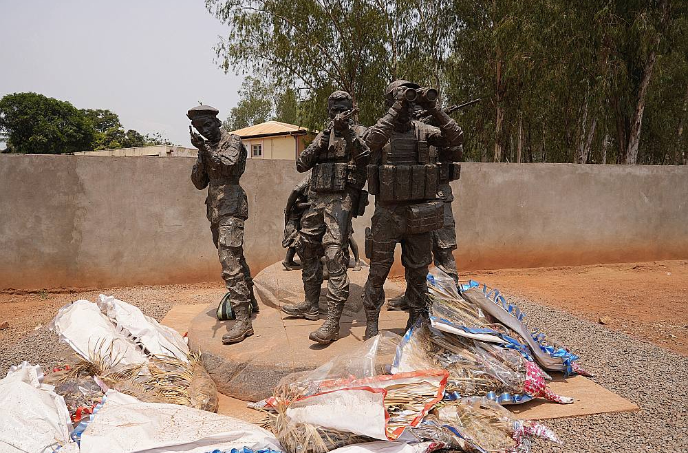 Centrālāfrikas Republikas galvaspilsētā Bangi uzsliets piemineklis "Vagner" bandas vadoņiem Jevgeņijam Prigožinam un Dmitrijam Utkinam.