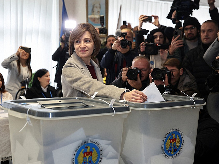 Moldovas prezidente Maija Sandu nobalsoja vēlēšanu iecirknī Kišiņevā, izpelnoties lielu mediju uzmanību.