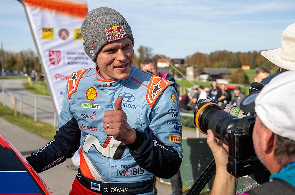 Igaunis Ots Tanaks šosezon uzvarējis divos WRC posmos un arī pirms sezonas pēdējā etapa saglabā izredzes uz pasaules čempiona titulu.