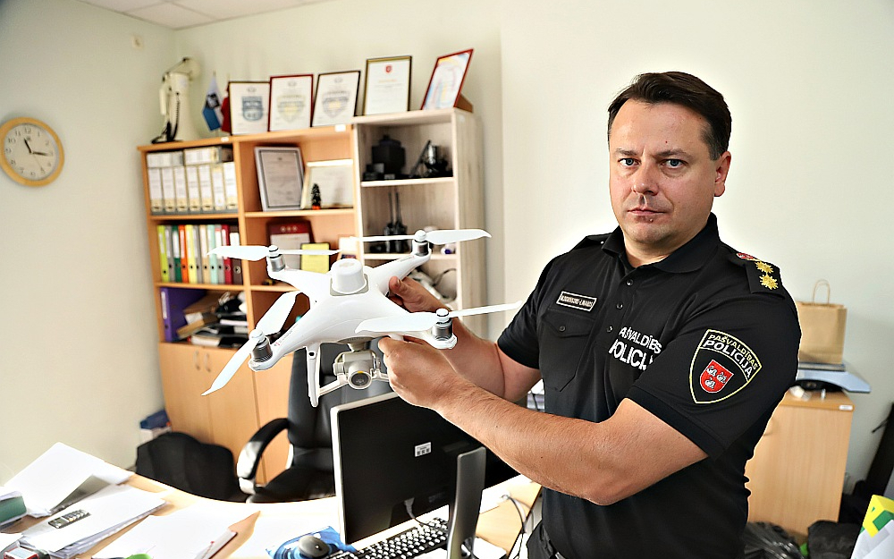 Gulbenes novada pašvaldības policijas priekšnieks Mārtiņš Didrihsons-Linards stāsta, ka drons tiek izmantots gadījumos, kad palīdzību ir lūgusi Valsts policija pazuduša cilvēka meklēšanai. "Ar drona palīdzību varam apsekot latvāņu plantācijas. Arī pēc vētras redzam postījumus."
