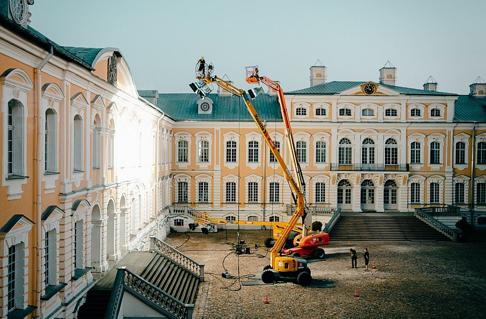 Rundāles pils pēdējos desmit gados ir bijusi filmēšanas vieta vairākām starptautiski atzītām filmām un seriāliem. Attēlā: pils Zelta zāles izgaismošana seriāla "Sisī" uzņemšanas laikā 2021. gadā.