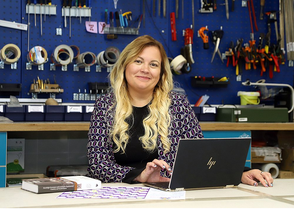 Elīna Miķelsone ieguvusi doktora grādu biznesa vadībā un pēcdoktorantūras projektu "Ideju vadība" īstenoja savā uzņēmumā – SIA "Ideju inovāciju institūts".