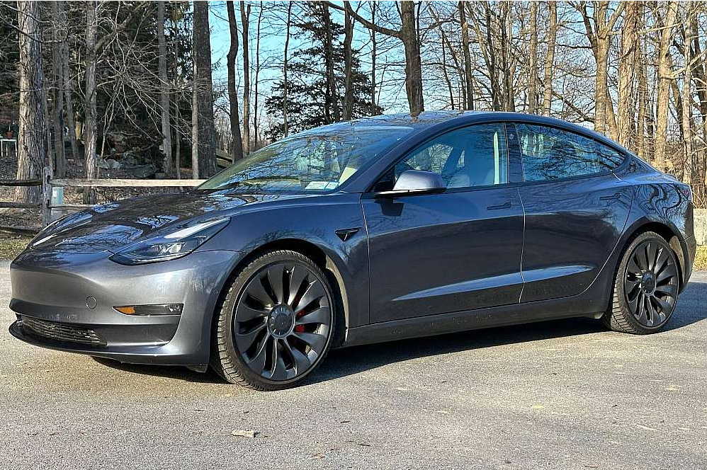 Viens no Latvijā populārākajiem lietotajiem elektroauto ir "Tesla Model s". Trīs gadus un nepilnus 100 000 km braukts, tas cenā zaudē pusi un šajā ziņā top līdzīgs jaunam kompaktam benzīna krosoveram.
