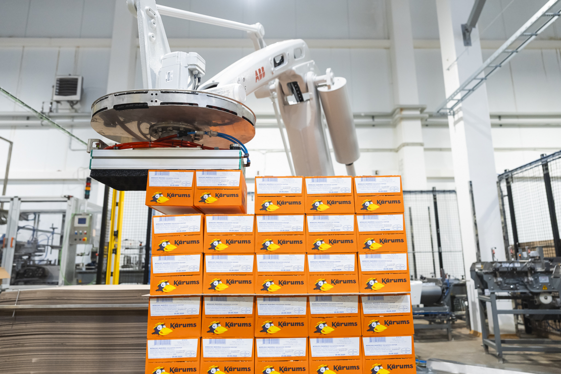 "Kārums" sieriņu iepakošanā sāk izmantot robotu.