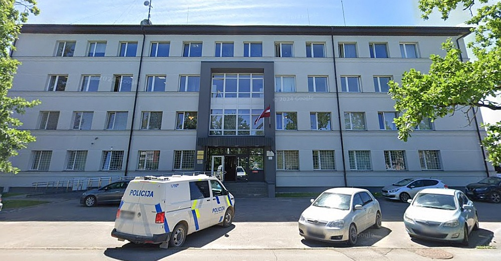 Aizturētais vīrietis pamatīgi demolējis Valsts policijas iecirkņa telpas Bauskā, nodarot valstij zaudējumus par 4575 eiro.