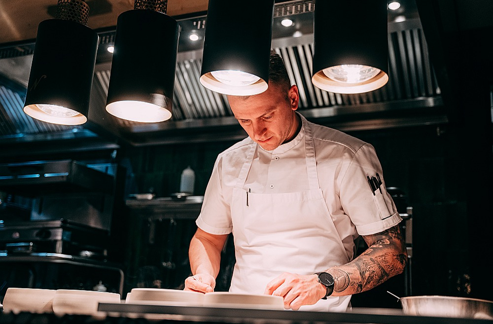 Kristaps Sīlis par pavāru strādā jau vairāk nekā divdesmit gadus. Viņa šovasar izveidotais "JOHN Chef's Hall" kļuvis par otro restorānu Latvijā, kas saņēmis "Michelin" zvaigzni. "Kad uzzināju, ka esam saņēmuši "Michelin" zvaigzni, biju šokā. Pirms četriem gadiem, kad vērām vaļā restorānu "JOHN", biju pārliecināts, ka "Michelin" zvaigznes Latvijā nekad nebūs. Man "Michelin" vienmēr ir šķitis kaut kas tāls un nesasniedzams, līdzīgi kā zvaigznes pie debesīm, kuras var tikai vērot no malas," saka "JOHN Chef's Hall" šefpavārs Kristaps Sīlis.