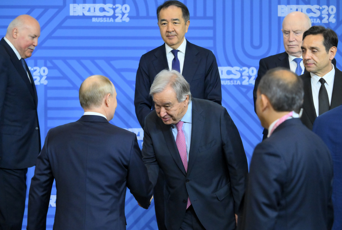 Antoniu Gutērrešs spiež roku kara noziedzniekam Vladimiram Putinam.
