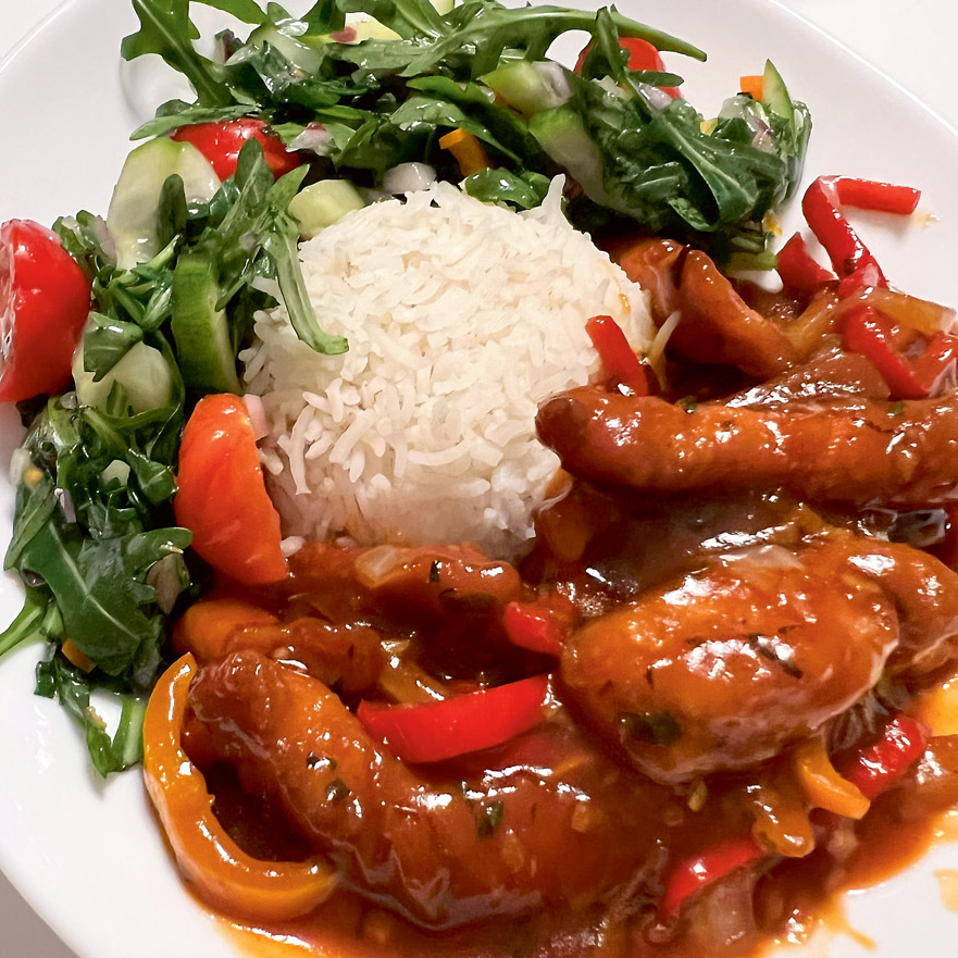 Stirnas gaļas Stir-Fry ar dārzeņiem un rīsiem.