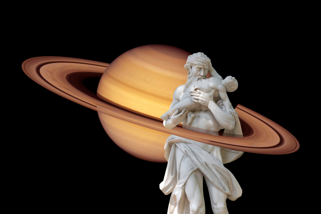Senie romieši 17. decembrī svinēja svētkus par godu Saturnam — Saturnālijas. Šie svētki ilga nedēļu, un tajos valdīja jautrība, cilvēki viens otru apdāvināja. Vienā no šo svētku dienām vergi un viņu saimnieki mainījās vietām – saimnieki kalpoja vergiem. 