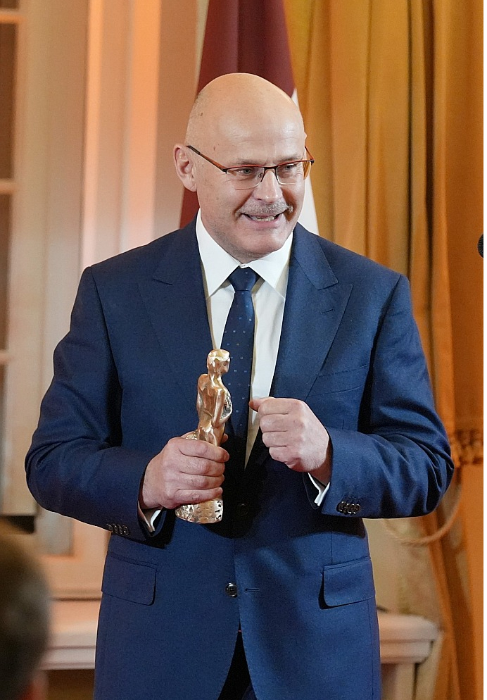 Uldis Vangalis ir zemnieku saimniecības "Sniedzes" īpašnieks. "Mums, lauksaimniekiem, ir dažādas šķēršu joslas, kas jāpārvar, mūsu darbs ir tāds kā supermaratons. Tāpēc sev un citiem es varu novēlēt, pārfrāzējot LTV raidījumu, – veiksmi, intuīciju un prātu!" saka saimnieks. Viņš novēlēja valstsvīriem darīt visu, lai laukos saglabātos skolas. "Mēs daudz visi runājam, ka laukos jābūt bērniem, bet skolas tam ir pamatu pamats. Un, ja vēl kādu ceļu uztaisītu, noasfaltētu, tad būtu pavisam labi," nedaudz ar smaidu, tomēr nopietni teica Uldis Vangalis.