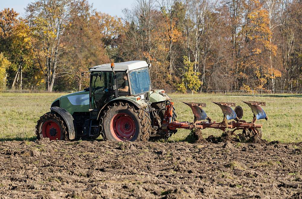 Ja lauksaimnieks domā, ka viņam piederošajā zemē par kūdrāju augsni atzītā platība nav tāda, tad viņam būs elektroniski jāiesniedz augšņu agroķīmiskās izpētes vai agroķīmisko pakalpojumu sniedzēju dati vai augsnes paraugu analīzes par augsnes organiskās vielas saturu.