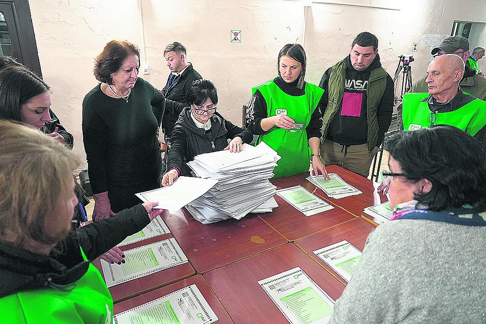 Gruzijas parlamenta vēlēšanās nodoto balsu skaitīšana Tbilisi.