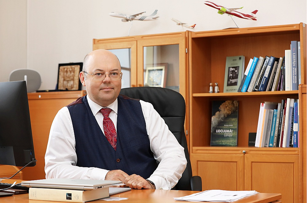 "Sintētisko aviācijas degvielu iegūst oglekļa un ūdeņraža sintēzes procesā. Ja Latvija spēj piedāvāt zaļo enerģiju par konkurētspējīgām cenām, šādas degvielas ražošanai varētu būt liela perspektīva. Tikai jāņem vērā, ka būs jākonkurē globālajā tirgū, būs jāpierāda, ka esam efektīvi visā aprites ekonomikas ciklā," vērtē Satiksmes ministrijas Aviācijas departamenta vadītājs Artūrs Kokars.
