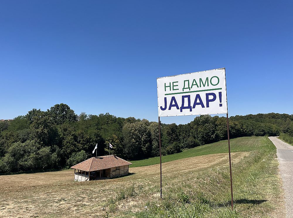 Nonākot kalnrūpniecības objektam paredzētajā teritorijā Jadaras ielejā, Serbijas lauku ainu nomaina pavisam cita – tukšas, pamestas mājas, kurām lielākoties jau noņemti jumti, un to priekšā atrodami brīdinoši uzraksti – "briesmas", "norobežota teritorija", "ieeja tikai ar atļauju".