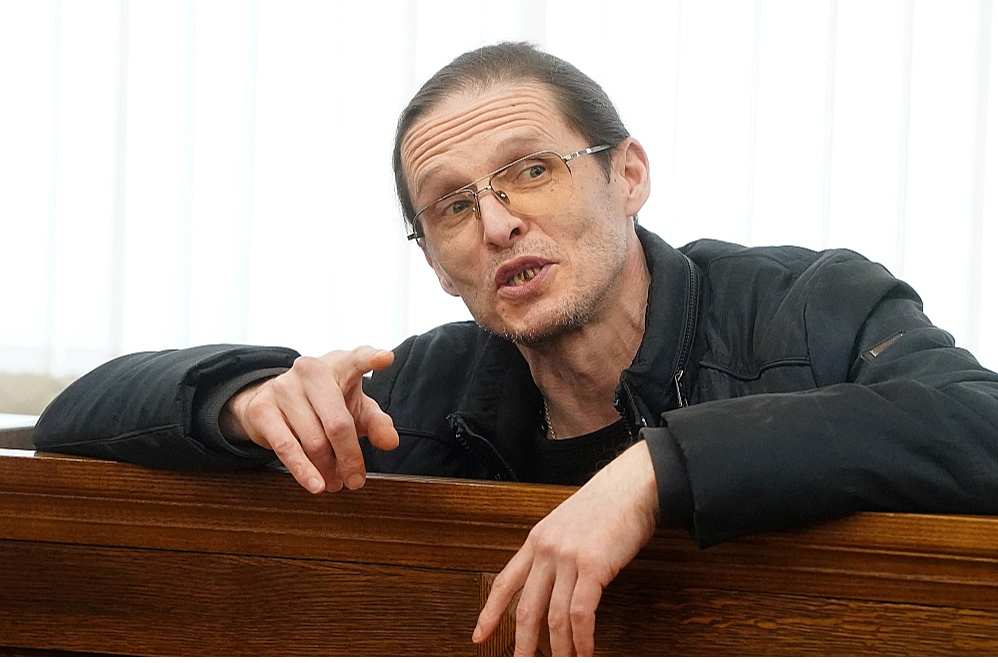 Apsūdzētais Krievijas pilsonis Viktors Krivošejs tiesas sēdē.