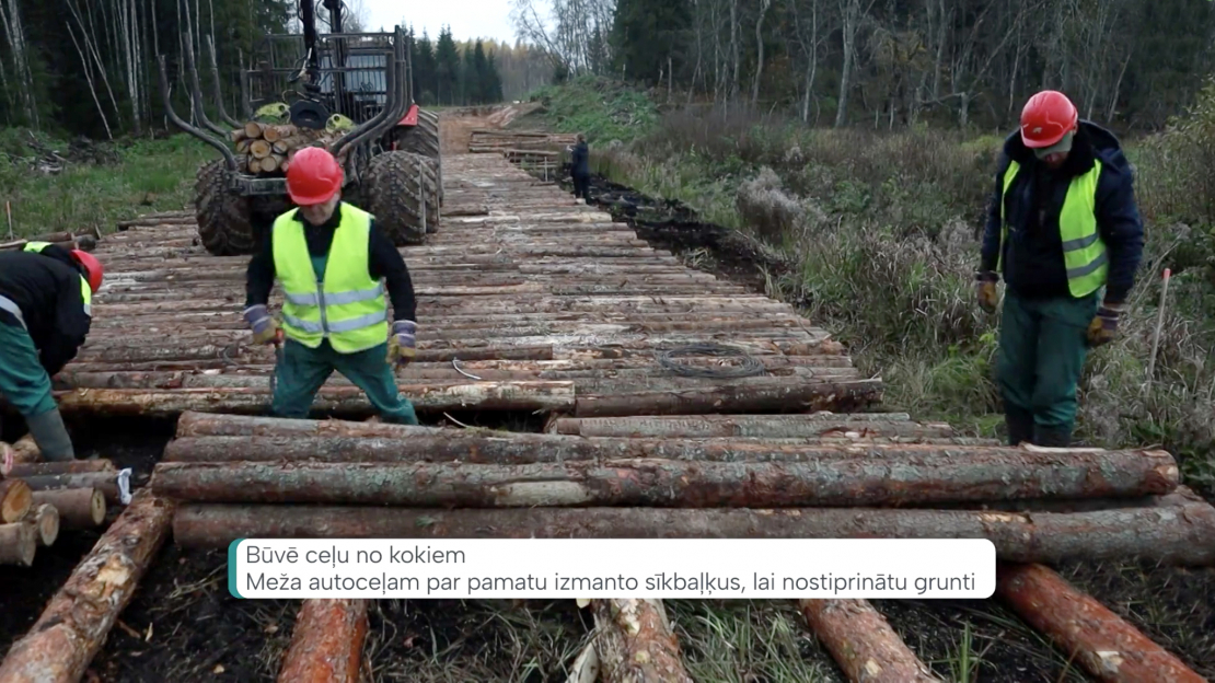 Vispirms tiek izvietoti lielie baļķi garenā virzienā, pēc tam, stiprinot ar drātīm, tiem pa virsu liek mazākus.