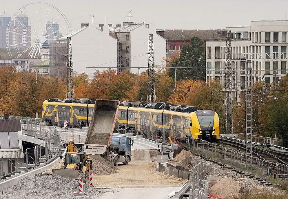 "Rail Baltica" nākotne joprojām miglā tīta: savienojumu ar Rīgu, iespējams, izdosies uzbūvēt tikai no vienas puses, savukārt jaunās trases sliedes līdz Igaunijai kritiski svarīgajā 2030. gadā var arī nebūt.