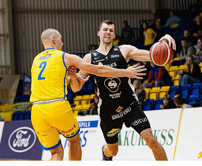 "Valmiera Glass Via" ir viena no trim komandām, kas Eiropas ziemeļu basketbola līgā startē kopš dibināšanas 2021. gadā, bet pirmās uzvaras, arī pateicoties pastiprinājumam Arta Ates (no labās) personā, izdevās izcīnīt tikai šoruden.