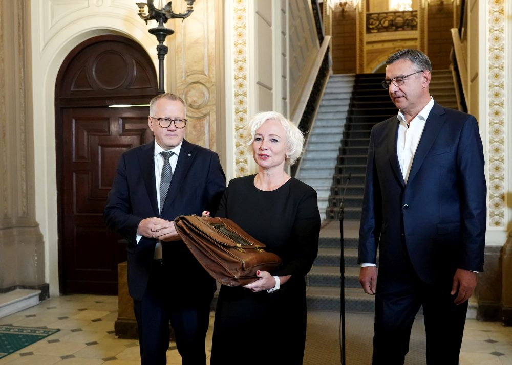 Saeimas priekšsēdētāja Daiga Mieriņa algu deputātu neiesaldēšanu iepriekš pamatojusi tā: "Pavisam iesaldējot mēnešalgas, nepalielinot ne par vienu procenta punktu saspringtā budžeta situācijā, turpmākajos gados var rasties situācija, ka deputātu mēnešalgas var palielināties ļoti krasi, kas prasīs nesamērīgi augstu kāpumu Saeimas budžetam." Šī argumentācija ir absurda un dīvaina, jo likumdevējam ir visas iespējas mainīt likumus. Arī likumu, kas paredz, ka deputātu algas automātiski pēc noteikta koeficienta katru gadu tiek pielīdzinātas (lasi – paaugstinātas) bāzes mēnešalgai valstī, savulaik ir pieņēmis parlaments. Nekas neliedz Saeimai pašas pieņemtos likumus mainīt.