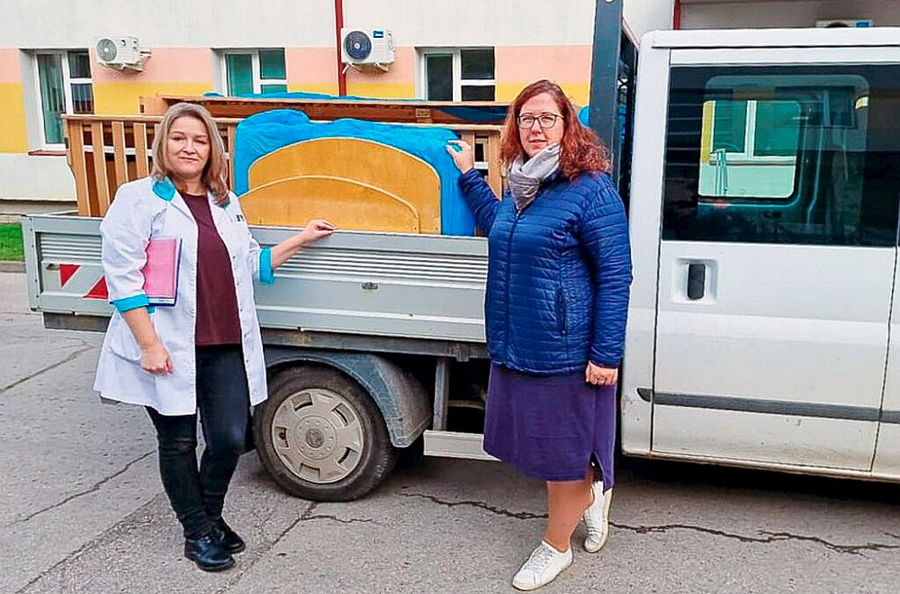 Aizkraukles slimnīcas galvenā māsa Iveta Leškeviča (no kreisās) un Aizkraukles novada Sociālā dienesta vecākā sociālā darbiniece ģimenēm ar bērniem Līva Skābarniece organizē ziedoto gultu nogādāšanu jaunajiem lietotājiem.
