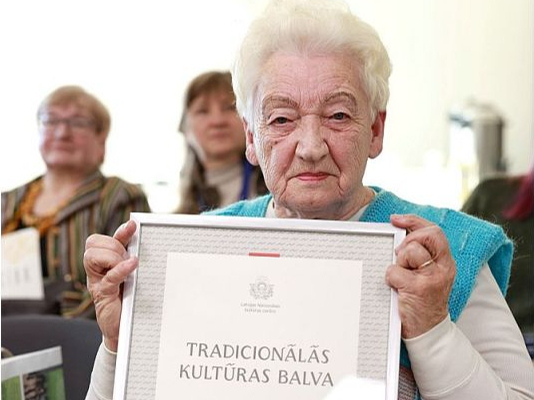 Ina Valtere šoruden ar saņemto Tradicionālās kultūras izcilības balvu.
