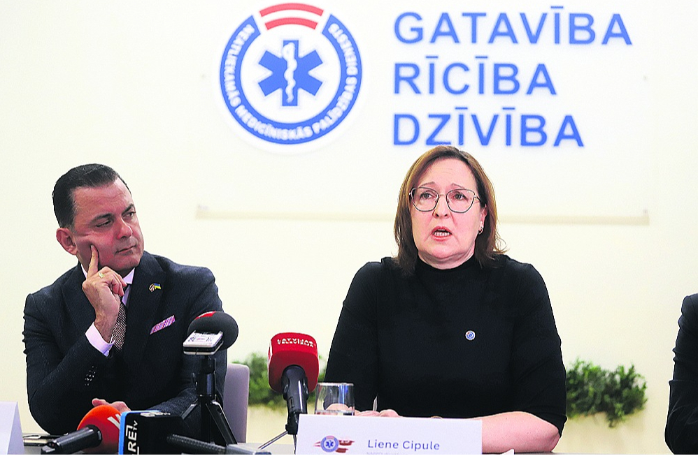 Veselības ministrs Hosams Abu Meri un NMPD direktore Liene Cipule preses konferencē šā gada februārī, kur jau toreiz žurnālistiem tika stāstīts pasākumā par dienesta stratēģisko attīstību un divu personu brigāžu izveidi kā stratēģisku pārmaiņu risinājumu.