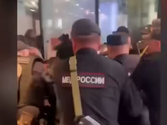 Pirms apšaudes sākšanās viens no iebrucējiem ar cirvi izsita fasādes stiklu, lai iekļūtu telpās un dotu iespēju Vladislavam Bakalčukam nodibināt savu kārtību lielākajā Krievijas tiešsaistes mazumtirgotāja "Wildberries" ofisā.