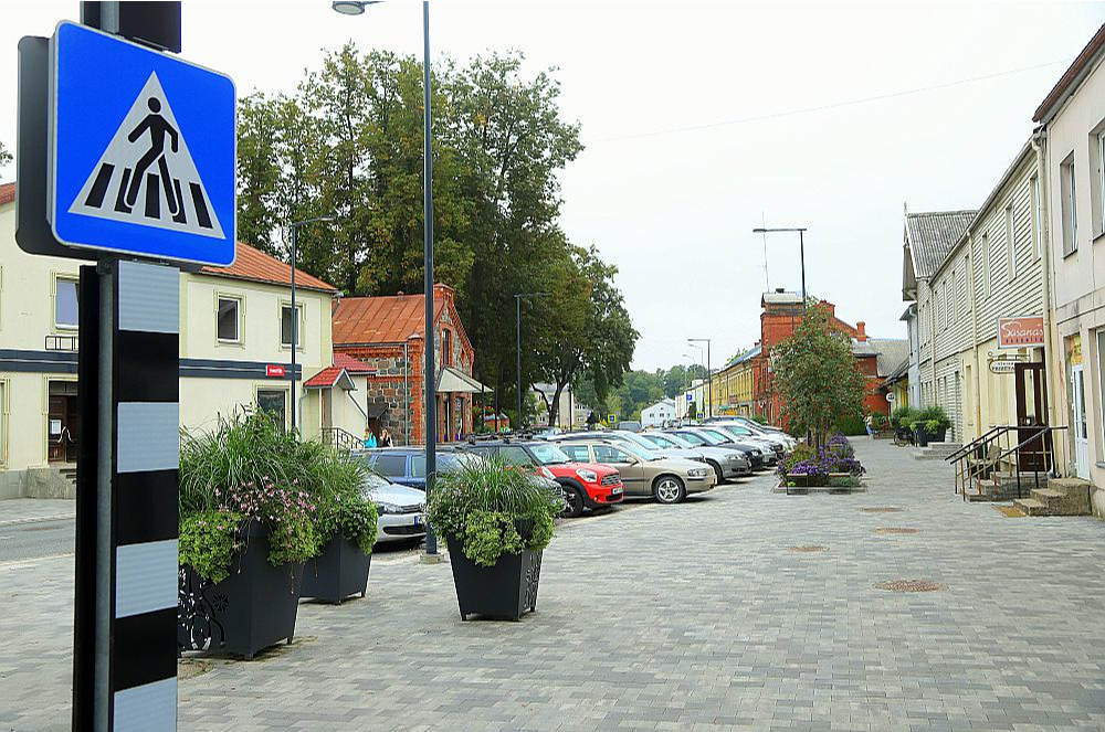 Īstenojot projektu, labiekārtota Baznīcas laukuma teritorija, kas veicina uzņēmējdarbības vidi – uzlabota transporta infrastruktūra, palielināts stāvvietu skaits.