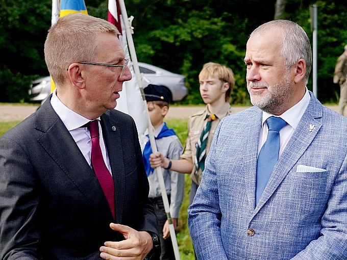 Valmieras novada mērs Jānis Baiks (no labās) vairākās pēdējā laika uzstāšanās reizēs ir norādījis uz administratīvo slogu, uz to norāda arī Valsts prezidents Edgars Rinkēvičs, kurš reģionālajās vizītēs ir apmeklējis lielāko daļu pašvaldību, kurās dzirdējis līdzīgu viedokli.